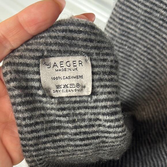 Cashmere Gray and Black Knit Scarf with Color-Block Design - Picture 2 of 4